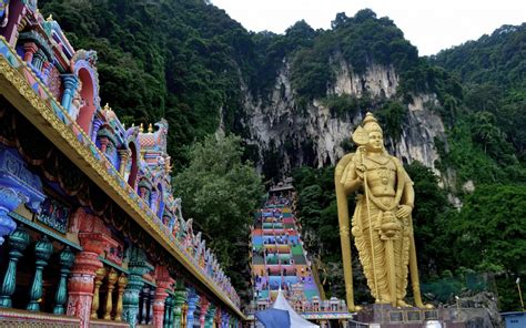 ¡Sumérgete en la Historia y la Naturaleza en el Templo Batu Caves! Un Santuario Hindú Milenario Con Escaleras Imponentes