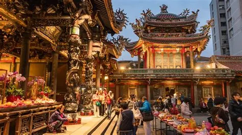 ¡Sumérgete en la historia milenaria del Templo de Wanhua! Un viaje al pasado entre jardines zen y arquitectura ancestral