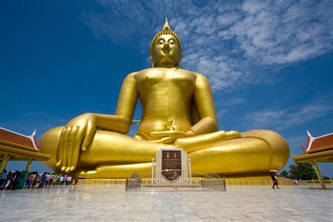  El Templo del Gran Buda Dorado: Un Gigante de Jade y un Oasis en la Estepa