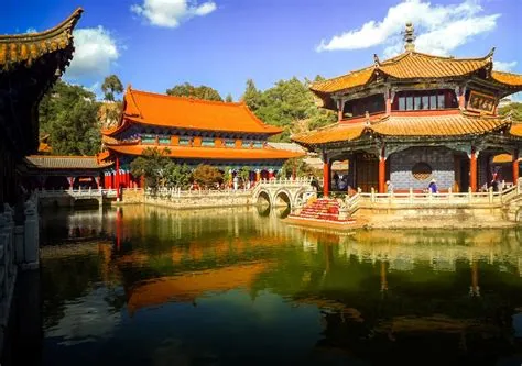 ¡El Templo de la Serpiente: Descubriendo la Historia y Belleza Natural de Kunming!