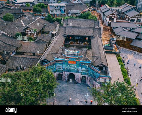 ¡Sumérgete en la Historia y la Naturaleza en el Templo de las Flores de la Abundancia en Bazhong!