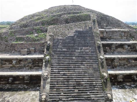  El Templo de la Serpiente Emplumada: Una Maravilla Arquelógica Misteriosa en Uaxactún!